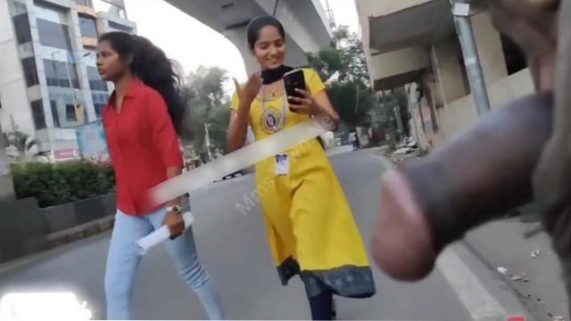 Young Guy Flash Cock Infront Of College Girls Leak Videos